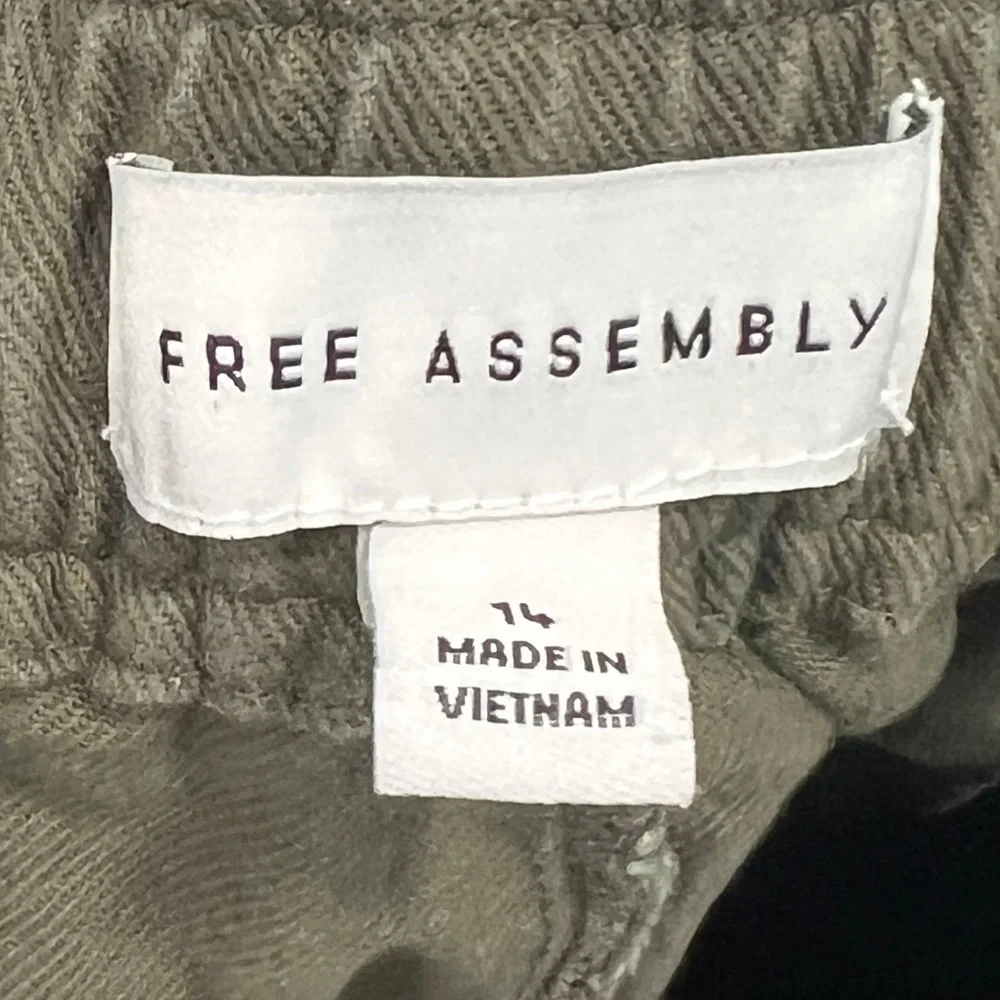 Women's Olive Barrel-Leg Cropped Cargo Pants - Picture 4 of 7